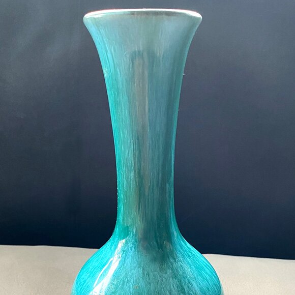 Vintage Blue Mountain Pottery BMP Vase Blue Green Drip Glaze 8.5 In / 21 cm - Picture 1 of 2